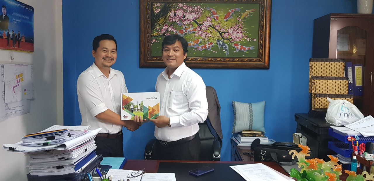 Tặng quà tri ân khách hàng