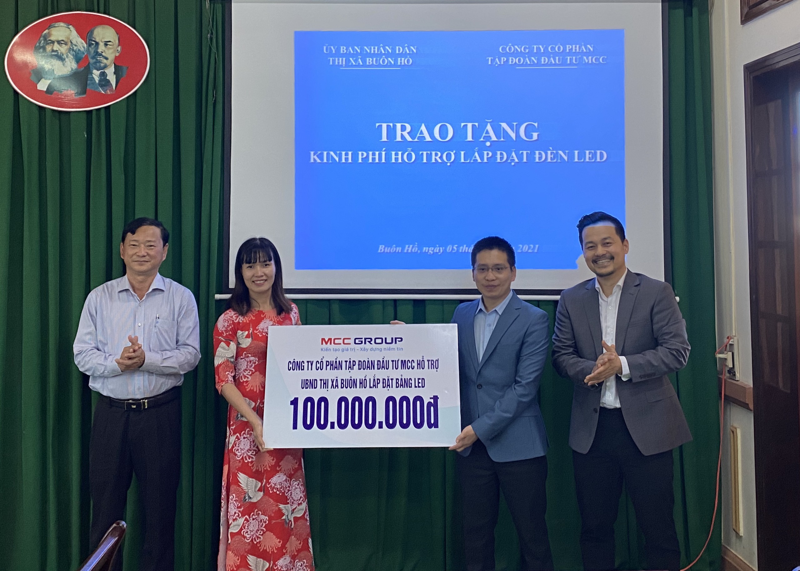 Thị xã Buôn Hồ Đắk Lắk lắp đèn led trị giá 400 triệu đồng để tuyên truyền